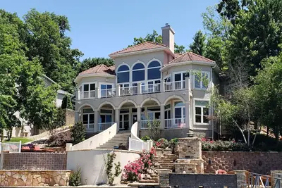 Image de Piscine privée, bain à remous, terrasse extérieure avec cheminée 5 chambres