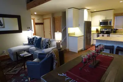 Image de Condo fraîchement rénové dans Elkhorn Village, à quelques minutes de tout!