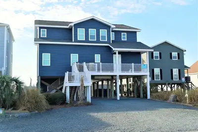 Image de \"Called In Sic\" est une maison récemment rénovée de 4 chambres, 4 1/2 salles de bain située au bord de l'océan avec piscine privée et accès facile à la plage privée!