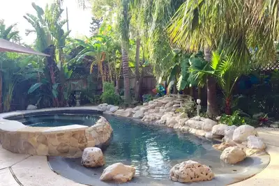 Image de Détendez-vous dans votre piscine lagon privée, la meilleure cour arrière de Galveston!