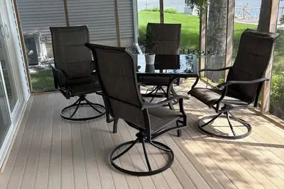 Image de Détendez-vous dans le bain à remous tout en regardant le lac depuis notre terrasse!