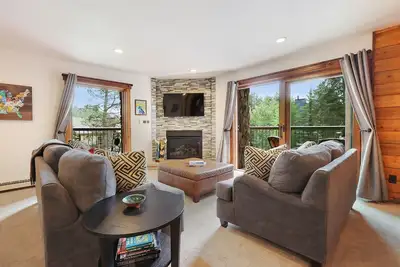 Image de Ski-in / ski-out 3 Br / 2 Ba récemment rénové magnifique condo - Marchez vers tout!