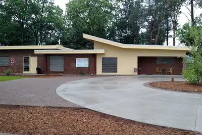 Image de Maison Moderne Mid-Century Rénovée