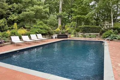 Image de Hamptons beauté, entièrement maison rénovée avec piscine, à quelques minutes à l'océan et de la ville