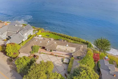 Image de Luxueuse maison en bord de mer près de la plage privée, des boutiques, des restaurants et de la vie nocturne