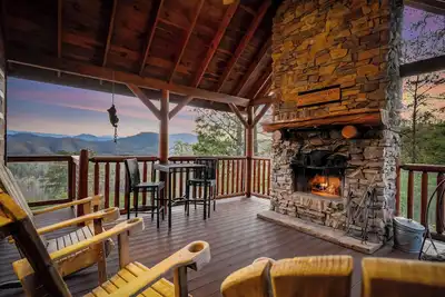 R��cemment mis à jour: Panoramic Jaw Dropping Views dans un pavillon haut de gamme! Foyer extérieur couvert. Hottub et Gameroom