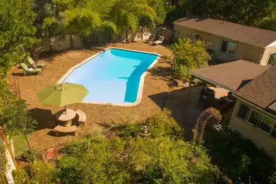 Image de Jardin privé avec grande piscine d'eau salée, bureau serein, cheminée etc.