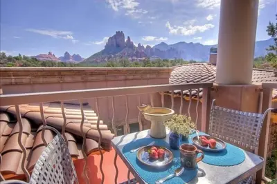 * Vues panoramiques * Bain à remous * Cheminée * Terrasse privée * Promenade aux magasins et au ruisseau *