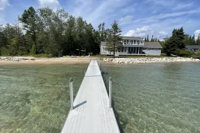 Image de Nouveaux luxe Waterfront Accueil minutes de Suttons Bay et Traverse City
