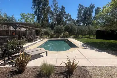 Image de Villa avec 4br \/ 3ba, piscine, maison d'hôtes et vélos dans la zone principale