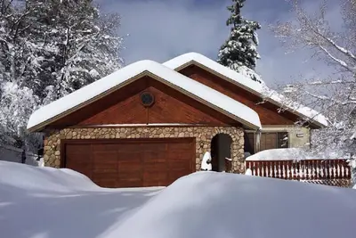 Image de Famille et animaux de compagnie Homey Big Bear Mountain Retreat