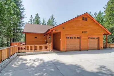 Image de Le Sequoias East est une propriété en duplex avec deux maisons identiques côte à côte, de 1600 pi. . .