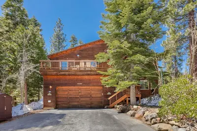 4 chambres, 3. 5 bains, maison de luxe près de Kings Beach - Retour à Forrest avec des sentiers!
