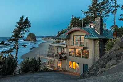 Image de 6 Bdrm Ocean Front Avec Vue Imprenable, Hot Tub, Wifi 16 personnes, accès à la plage