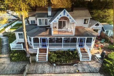 Image de Macatawa Waterfront par «Big Red» / Cottage Living for 2