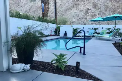 Image de Maison contemporaine chic parfaite pour une escapade avec piscine / spa d'eau salée