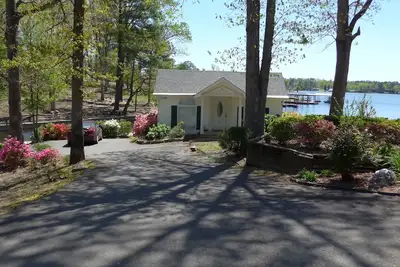 Image de Belle Cottage Lake Hamilton avec terrasse étendant sur le lac