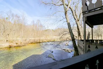 Image de Riverfront, condo pour chiens avec terrasse privée - à Helen!