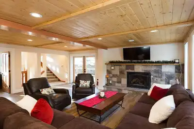 Image de Luxueux chalet-distance de marche des restaurants et du ski!