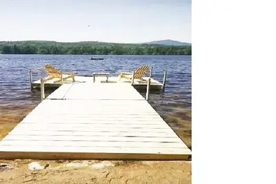 Image de Cabane en rondins rustique au bord du lac