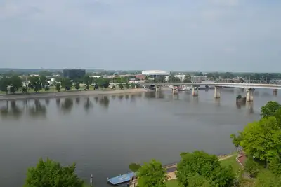 Image de Condo de luxe 5 étoiles sur la rivière! À distance de marche de tout le centre-ville!
