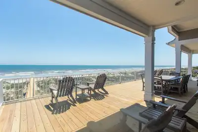 Image de Belle nouvelle maison personnalisée Oceanfront avec ponts couverts Xl, piscine et ascenseur.