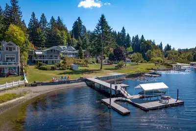Image de Des souvenirs inoubliables créés dans cette maison au bord du lac tout en découvrant le lac Samish