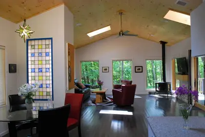 Image de Un vrai bijou au cœur de Woodstock, w / cheminée et un bain à remous, accès en fauteuil roulant