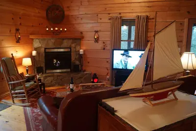 Image de Cabane en rondins isolée Mtn avec cascade de 100 ', étang et ruisseaux