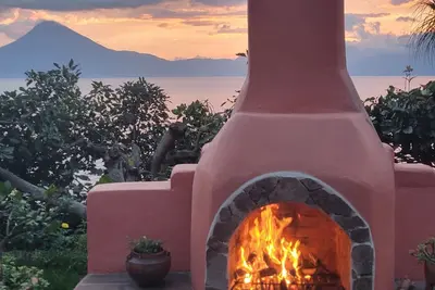 Image de Belle vue sur le lac Atitlan. . maison est nichée dans la zone de villégiature