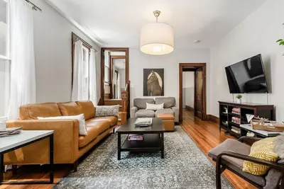 Image de Eclectic Iuka Ravine Ii, 6 chambres, 1. 5 Bath Apartment, près de Osu \/ Mapfre \/ downtown