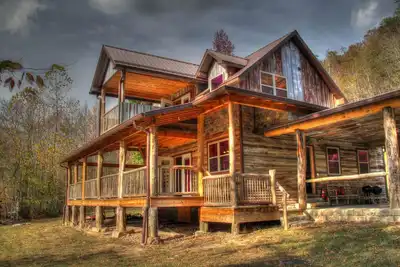 Image de Maison de rivière de style artisan assis sur la rivière Broad française!