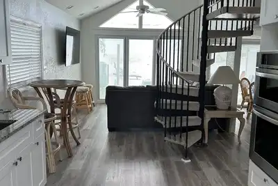 Image de Duplex en bord de mer (unité sud) avec vue imprenable et isolée sur l'océan!