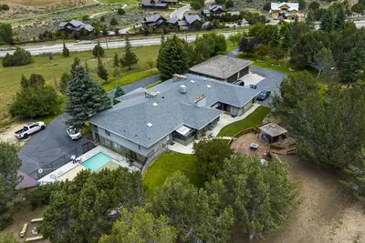 Image de 8400 sq ft Family Reunion Lodge, 11 chambres, 5 salles de bain, piscine, bain Ă remous, Wifi, peut accueillir jusqu'Ă 50