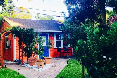 Image de Safran lunatique et Rose Garden Cottage dans l'historique Parrot Cove