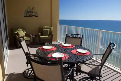 Image de Magnifique Condo 2br Beachfront Luxueux - Service de plage gratuit / Wi-Fi / Netflix