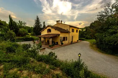 Image de La maison de campagne au milieu d'une petite vallée verte