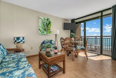 Image de Ocean Front Condo avec une belle rénovation terminée en juin 2018