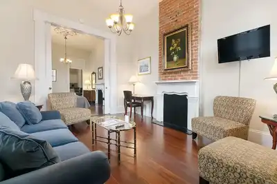 Image de 12 couchages, Trois Blocs À Bourbon St. Et Attractions Du Quartier FRANÇAIS.