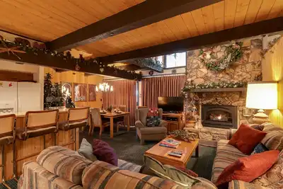 Image de Maison De Ville ÉVALUÉE 5 * À CÔTÉ De L'Aventure Du Sommet De Neige Et Du Parc À VÉLO - À Pied Des Ski Lifts