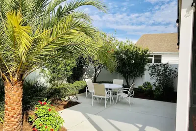 Image de Nouvelle villa de charme 2/2 Ă Creekside Landing adjacente Ă Lake Sumter Landing w / Gc