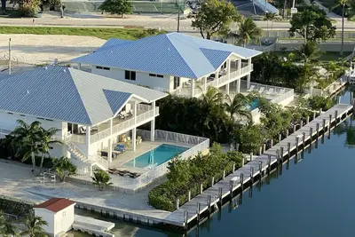 Image de Magnifique et nouvelle maison de canal de luxe avec quai privé et rampe de bateau