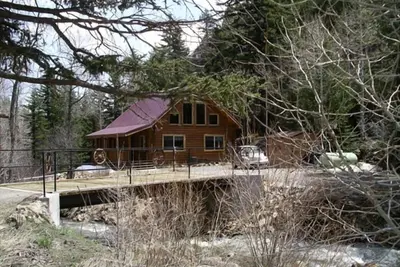 Image de Arapaho Cliffs Log Cabin sur Chicago Creek