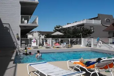 Image de 2 Br; 1ba, piscine, dernier étage avec Elvtr, 1 bloc à la plage - Disponible pour l'été 2019!