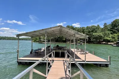 Image de Belle maison 4 Br sur le lac Hartwell avec vue imprenable, quai et foyer