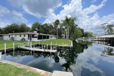 Image de Bord de l'eau à Crystal River! Le paradis des pétoncles, les plaisanciers rêvent, voient les lamantins