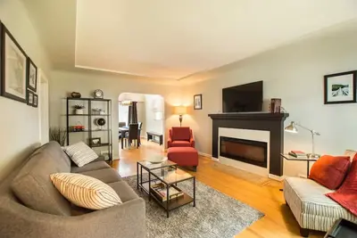Image de Nouvellement rénové 3 Bdrm Cambie Home Near King Edward Skytrain