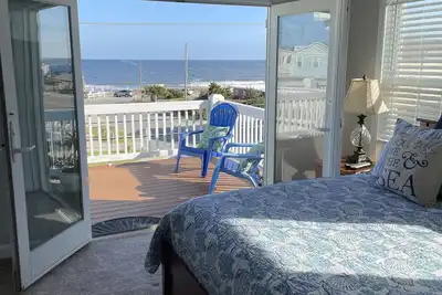 Image de Vue sur l'océan, 1/2 pâté de maisons de la plage!