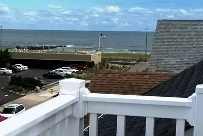 Image de Vues sur la plage / l'océan, à quelques pas de la plage, à 5 min. Walk to Rides & Food, 2 places de parking