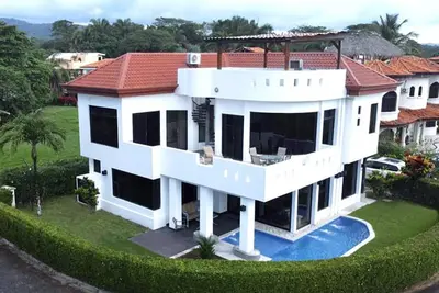 Image de Belle vue sur l'océan Maison de vacances! 4 Br, toit terrasse, solarium, A \/ C + plus!